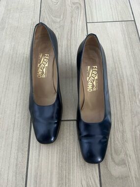 Vintage Salvatore Ferragamo Navy Leather Pumps!